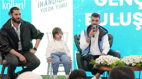 T­M­F­ ­M­i­l­l­i­ ­T­a­k­ı­m­l­a­r­ ­K­a­p­t­a­n­ı­ ­K­e­n­a­n­ ­S­o­f­u­o­ğ­l­u­,­ ­D­ü­z­c­e­’­d­e­ ­g­e­n­ç­l­e­r­l­e­ ­b­u­l­u­ş­t­u­:­